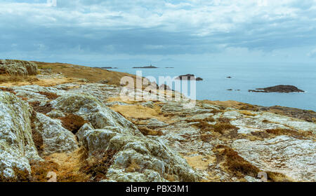 Eine Ansicht von um rhoscolyn Kopf auf der Insel Anglesey in Richtung kleine Inseln mit einem Turm. Am 18. Juli 2018 entnommen. Stockfoto