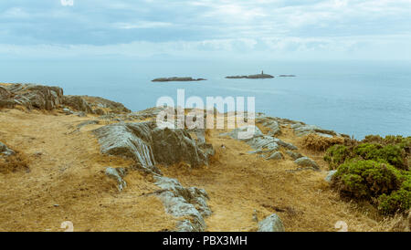 Eine Ansicht von um rhoscolyn Kopf auf der Insel Anglesey in Richtung kleine Inseln mit einem Turm. Am 18. Juli 2018 entnommen. Stockfoto