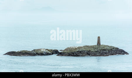 Eine Ansicht von um rhoscolyn Kopf auf der Insel Anglesey in Richtung kleine Inseln mit einem Turm. Am 18. Juli 2018 entnommen. Stockfoto