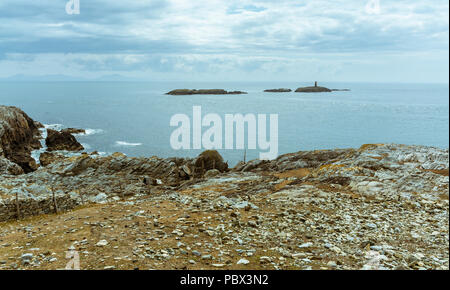 Eine Ansicht von um rhoscolyn Kopf auf der Insel Anglesey in Richtung kleine Inseln mit einem Turm. Am 18. Juli 2018 entnommen. Stockfoto