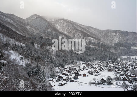 28.12.2017, Shirakawa-go, Präfektur Gifu, Japan, Asien - einen erhöhten Blick auf die verschneite Landschaft rund um das Dorf Shirakawa-go. Stockfoto