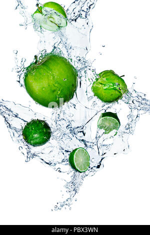 Wasser und Obst auf weißem Hintergrund Stockfoto