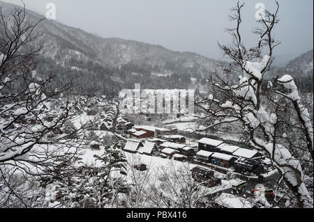 28.12.2017, Shirakawa-go, Präfektur Gifu, Japan, Asien - einen erhöhten Blick auf die verschneite Landschaft rund um das Dorf Shirakawa-go. Stockfoto