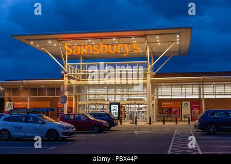 Sainsbury's Store Front auf einem späten Abend in der Church Street, Warrington, Cheshire, England, Großbritannien Stockfoto