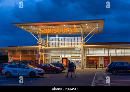 Sainsbury's Store Front auf einem späten Abend in der Church Street, Warrington, Cheshire, England, Großbritannien Stockfoto