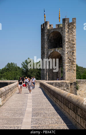 Die romanische Brücke über den Fluss Fluvia in Besalu mit dem Torhaus und fallgitter in der Mitte, Garrotxa, Katalonien, Spanien Stockfoto