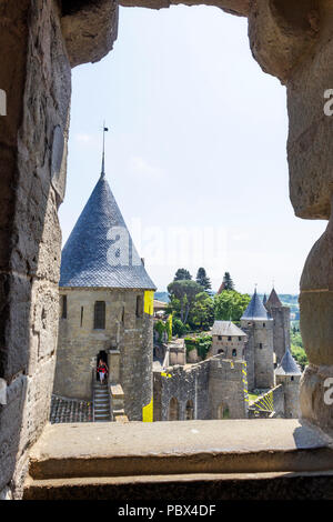 Die mittelalterliche Cité von Carcassonne, Französisch Departement Aude, Occitanie Region, Frankreich. Die äußeren Wände, Wälle, Türme und Türmen. Stockfoto