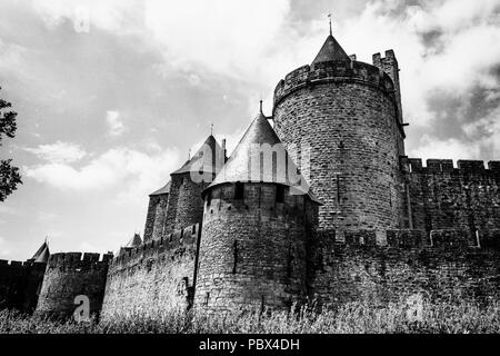 Die mittelalterliche Cité von Carcassonne, Französisch Departement Aude, Occitanie Region, Frankreich. Die äußeren Wände, Wälle, Türme und Türmen. Stockfoto