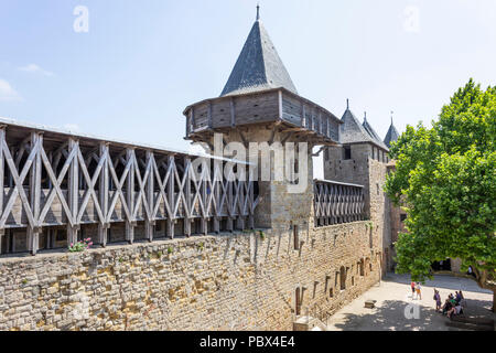 Die mittelalterliche Cité von Carcassonne, Französisch Departement Aude, Occitanie Region, Frankreich. Tour des Casernes im Château Comtal. Stockfoto