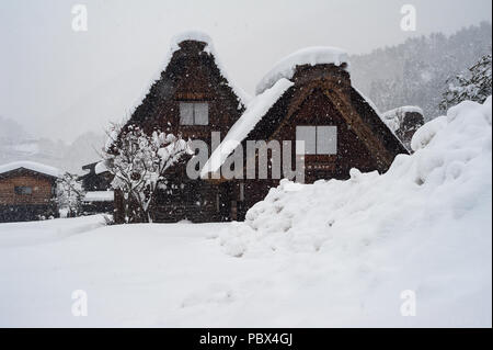 28.12.2017, Shirakawa-go, Präfektur Gifu, Japan, Asien - Traditionelle gassho - Gassho-zukuri Bauernhöfe im Dorf Shirakawa-go. Stockfoto