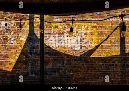 Alte Schilder gemalt auf der Ziegelfassade des Fritz; lokale Cafe, Bar & Restaurant; Salida, Colorado, USA Stockfoto