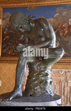 Rom, Bronze Skulptur, genannt Spinone, zeigt einen jungen Mann, der einen Dorn aus seinen Fuß, im Palast der Wintergärten in Capitol Stockfoto