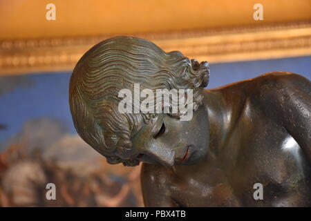 Rom, Bronze Skulptur, genannt Spinone, zeigt einen jungen Mann, der einen Dorn aus seinen Fuß, im Palast der Wintergärten in Capitol Stockfoto