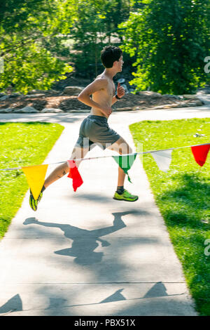 Läufer finishing National High School Trail Meisterschaft (NHSTC); Salida, Colorado, USA Stockfoto