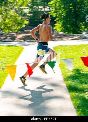 Pan blur motion Bild von Runner finishing National High School Trail Meisterschaft (NHSTC); Salida, Colorado, USA Stockfoto