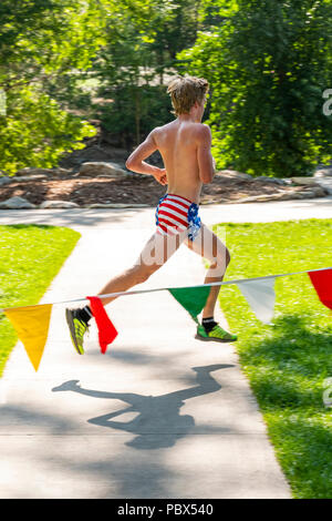 Läufer in der amerikanischen Flagge shorts finishing National High School Trail Meisterschaft (NHSTC); Salida, Colorado, USA Stockfoto