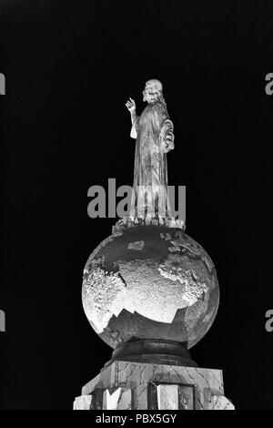 Jesus Christus stutue auf dem Globus (Monument zum göttlichen Erlöser der Welt), San Salvador, El Salvador Stockfoto