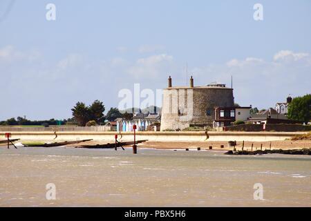 Martello Tower auf der Küste von Suffolk aus über den Fluß Deben an bawdsey gesehen. Felixstowe Ferry, Suffolk. UK. Juli 2018. Stockfoto