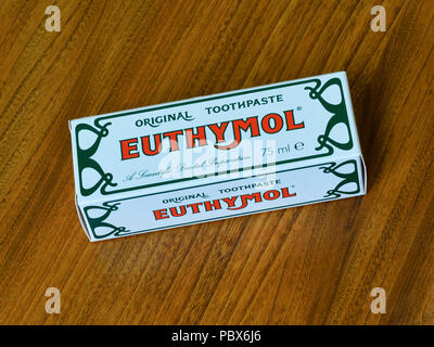 Original euthymol Zahncreme. Eine wissenschaftliche Zahnmedizinische Vorbereitung. Karton container. Stockfoto