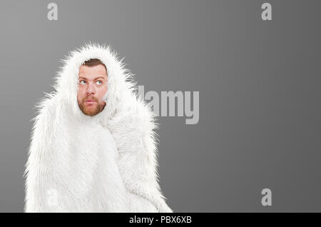 Caveman in der Haut eines Tieres auf einer isolierten Hintergrund. Stockfoto