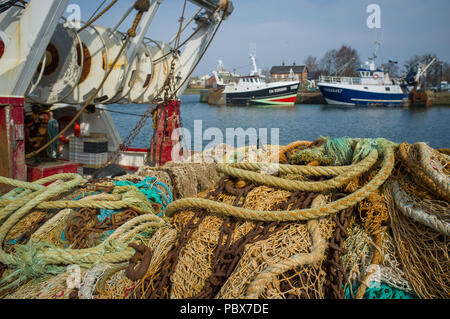 Fischernetze und Trawler im Hafen von Honfleur, Normandie, Frankreich Stockfoto