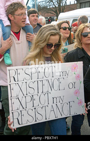 Asheville, NC, USA - 20. Januar 2018: Eine junge Frau, die in der Frauen 2018 März hält ein Schild mit der Aufschrift "Respekt meine Existenz oder Mein Widerstand" erwarten Stockfoto