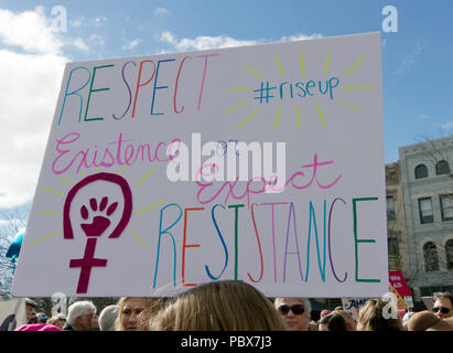 Asheville, NC, USA - 20. Januar 2018: Eine junge Frau, die in der Frauen 2018 März hält ein Schild mit der Aufschrift "Respekt meine Existenz oder Mein Widerstand" erwarten Stockfoto