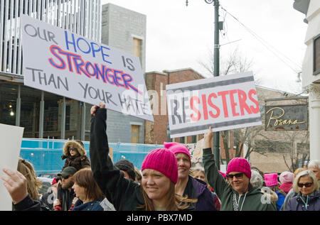 Asheville, NC, USA - Januar 20, 2018: Junge Frauen in den Frauen 2018 März tragen Schilder mit der Aufschrift "RESISTERS" und "Unsere Hoffnung ist stärker als der Hass' Stockfoto