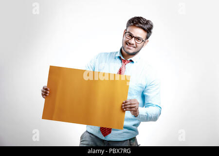 Glückliche junge Inder zeigen leere Poster Stockfoto