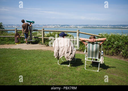 Familie mit Blick auf das Mündungsgebiet der Seine nach Le Havre von der Cote de Grace, Honfleur, Normandie, Frankreich Stockfoto