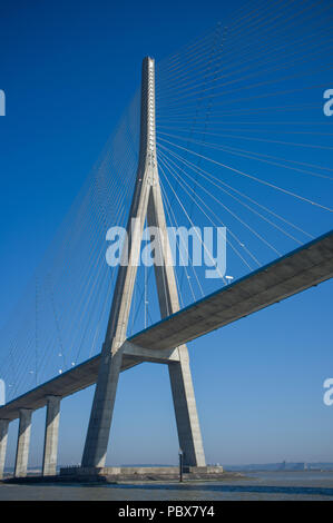 Die Pont de Normandie Schrägseilbrücke über den Fluss Seine Honfleur, Normandie, Frankreich Stockfoto