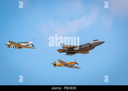 Fairford, Gloucestershire, Großbritannien - 14 Juli, 2018: US Air Force Heritage Flight, P-51 Mustang, Spitfire und F-35 Lightning 2 der RIAT 2018 anzeigen Stockfoto