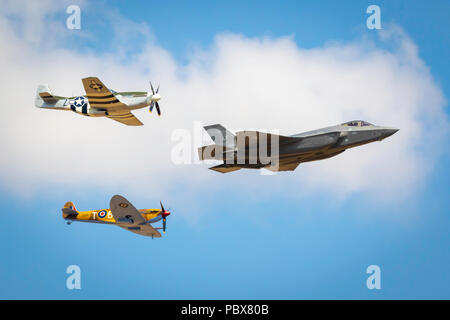 Fairford, Gloucestershire, Großbritannien - 14 Juli, 2018: US Air Force Heritage Flight, P-51 Mustang, Spitfire und F-35 Lightning 2 der RIAT 2018 anzeigen Stockfoto