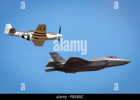Fairford, Gloucestershire, Großbritannien - 14 Juli, 2018: US Air Force Heritage Flight, P-51 Mustang, Spitfire und F-35 Lightning 2 der RIAT 2018 anzeigen Stockfoto