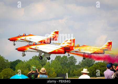 Fairford, Gloucestershire, Großbritannien - 14 Juli, 2018: Die spanische Luftwaffe Patrulla Aguila angezeigte Fairford International Air Tattoo 2018 Stockfoto