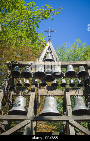 Die Kirchenglocken außerhalb der Chapelle de Notre Dame de Grace, Honfleur, Normandie Stockfoto