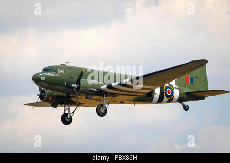 Fairford, Gloucestershire, Großbritannien - 14 Juli, 2018: Ein RAF BBMF DC-3 Dakota führt an der Royal International Air Tattoo 2018 Stockfoto