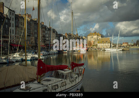 Stürmische Wolken über dem historischen Hafen oder Vieux Bassin in Honfleur, Normandie, Frankreich Stockfoto