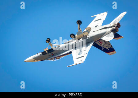 Fairford, Gloucestershire, Großbritannien - 14 Juli, 2018: Canadian Air Force Mcdonnell Douglas F/A-18 Hornet Durchführung seiner Aerobatic Display der RIAT Stockfoto