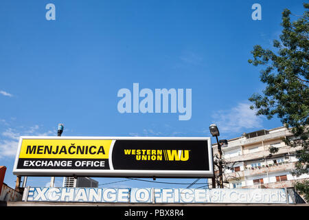 Belgrad, SERBIEN - Juli 11, 2018: Western Union Logo auf ihren wichtigsten Exchange Office für Belgrad. Das Unternehmen Western Union ist ein American Financial se Stockfoto