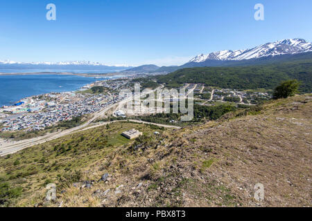 Stadt Ushuia von einer Bergspitze in Argentinien Stockfoto