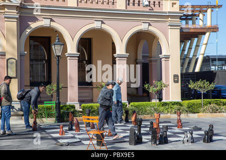 Asiatische Männer spielen street chess außerhalb Parramatta Rathaus in Centenary Square, Western Sydney, Australien Stockfoto