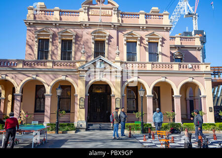 Asiatische Männer spielen street chess außerhalb Parramatta Rathaus in Centenary Square, Western Sydney, Australien Stockfoto