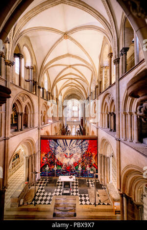 Chichester Cathedral in West Sussex fotografiert Anfang 2018 zu Beginn der Sanierung des Dachs Stockfoto