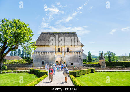 Eingang zum Chateau de Losse, einem mittelalterlichen französischen Historischen Haus und Ort, im Périgord, Dordogne im Südwesten Frankreichs, an einem sonnigen Tag Stockfoto