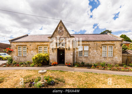 Die Alte Schule datiert 1835, ein historisches Gebäude, das jetzt ein Ärzte Chirurgie, Great Bedwyn, einem ländlichen Dorf in Wiltshire, Südengland im Sommer Stockfoto