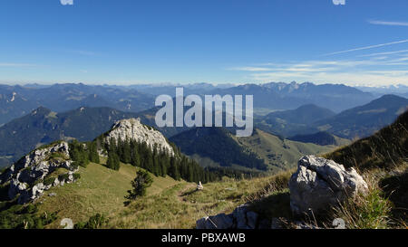 Schöne Bergpanorama in Süddeutschland an der Wildalpjoch mit Blick auf die Alpen von Österreich im Herbst Stockfoto