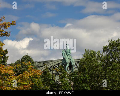 Statue von Wilhelm in Köln vor der Hohenzollernbrücke mit schönen Cloud Atmosphäre Stockfoto