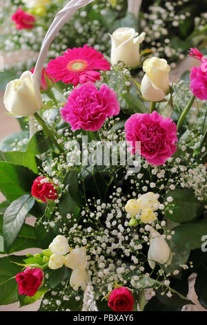 Die Zustellung der Blumen in einem Korb Stockfoto