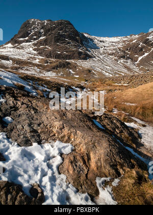 Harrison Stickle im Winter, Langdale Pikes, Langdale, englischen Lake District National Park, Cumbria, England, Großbritannien Stockfoto